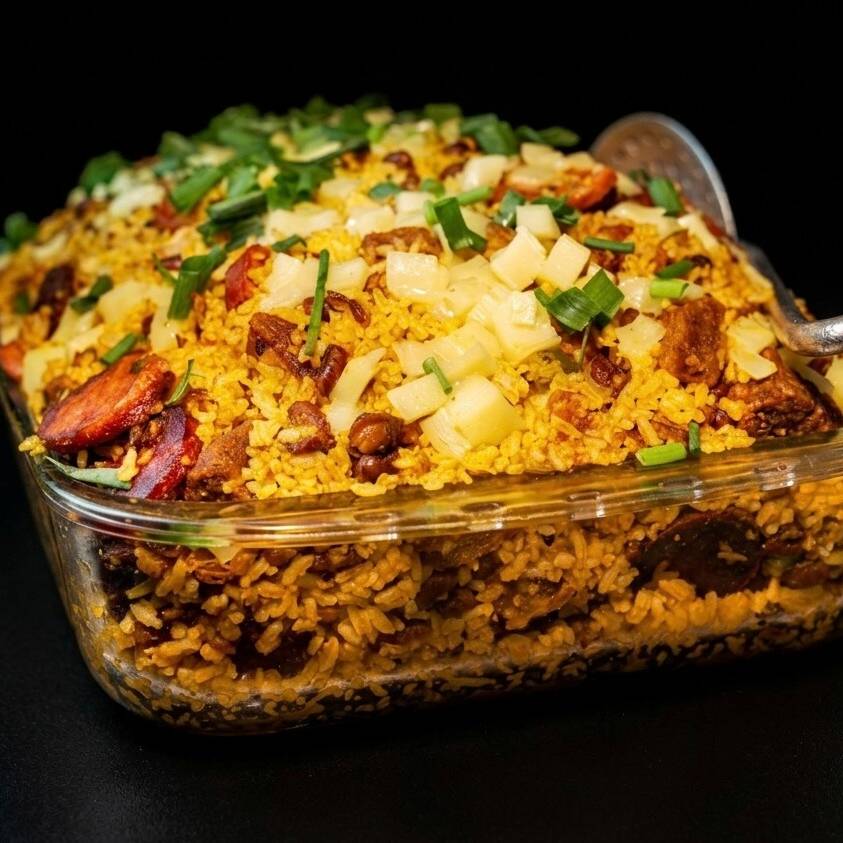 Arroz, feijão-de-corda, couve, torresmo, calabresa e queijo muçarela.