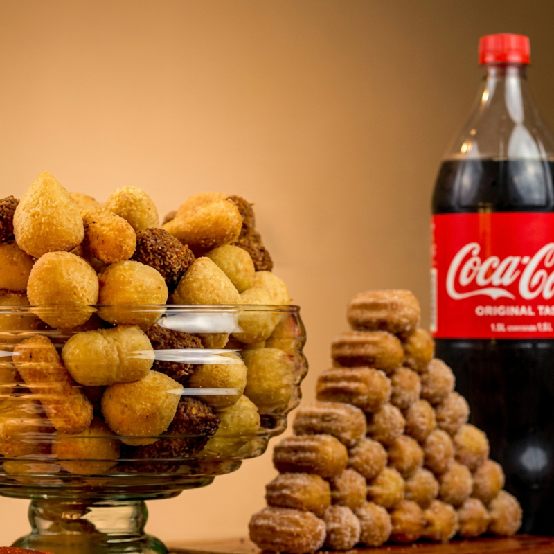 Combo perfeito para dividir com os amigos! 50 Deliciosos Salgadinhos fritos na hora + 1 Coca cola 1,5lt Uma deliciosa porção de salgados quentes e crocantes fritos na hora, perfeita para compartilhar com amigos e familiares. Essa porção inclui uma variedade de salgados irresistíveis, que são produzidos com massa de batata , levando ao extremo prazer gastronômico.! Confira essas Delicias!!!! Deliciosos salgados/Petiscos saborosos/Opções de aperitivos/ Salgados fritos e assados/ Massas recheadas e crocantes/ Salgados empanados e sequinhos/ Variedade de pastéis e coxinhas/ Bolinhos irresistíveis/ Quiches e empadas fresquinhas/ Pães de queijo quentinhos / entrega rapida/ salgados maravilhosos / salgados fritos / porções/ salgados grandes/ salgados para festa/ salgado crocante