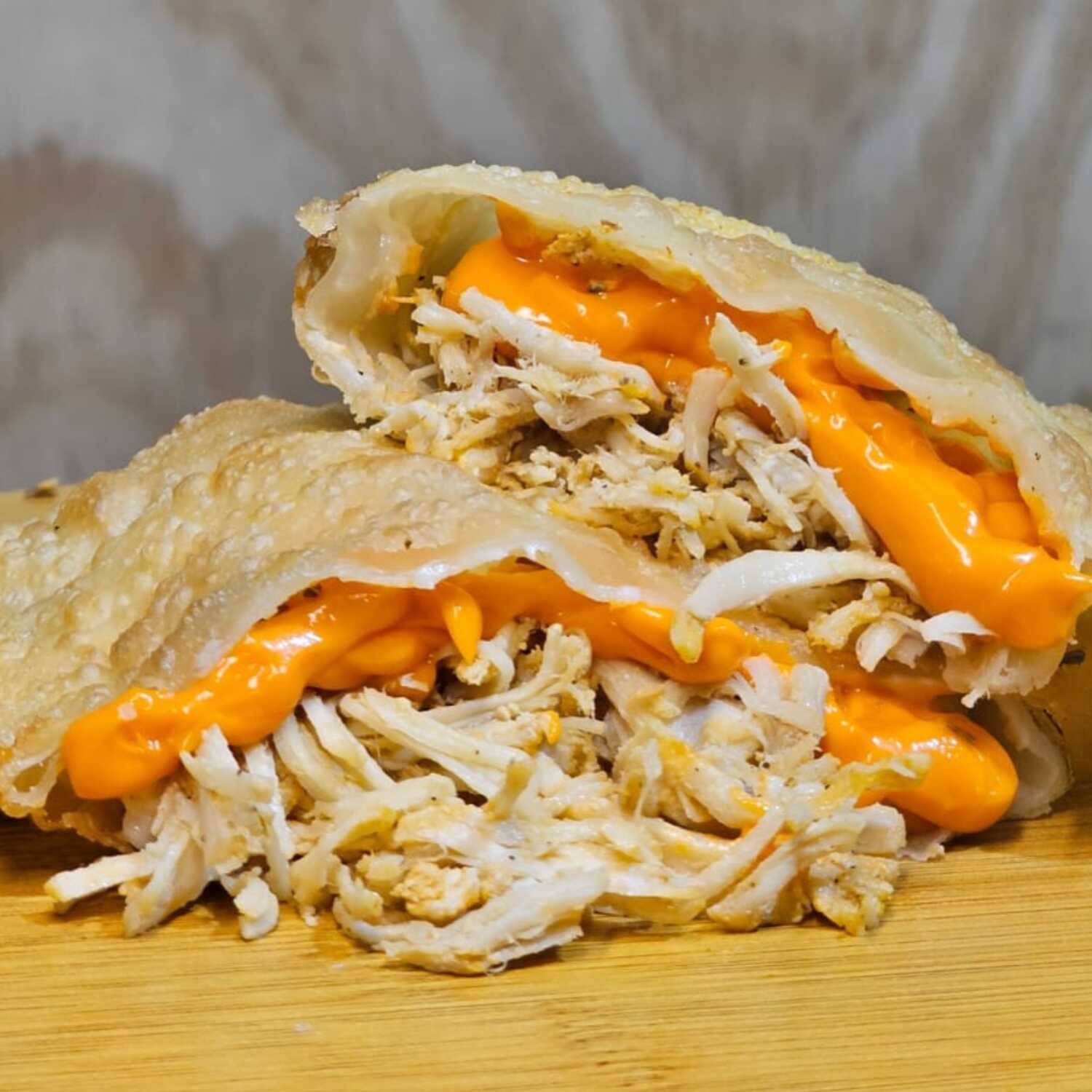 Delicioso pastel recheado com frango desfiado e cheddar cremoso. Uma combinação irresistível de sabores em cada mordida.