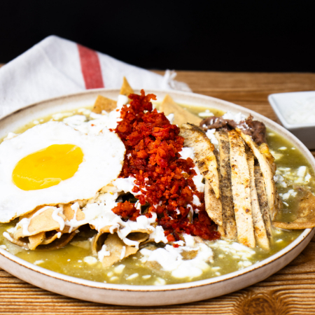Chilaquiles con Pechuga, Longaniza y Huevo