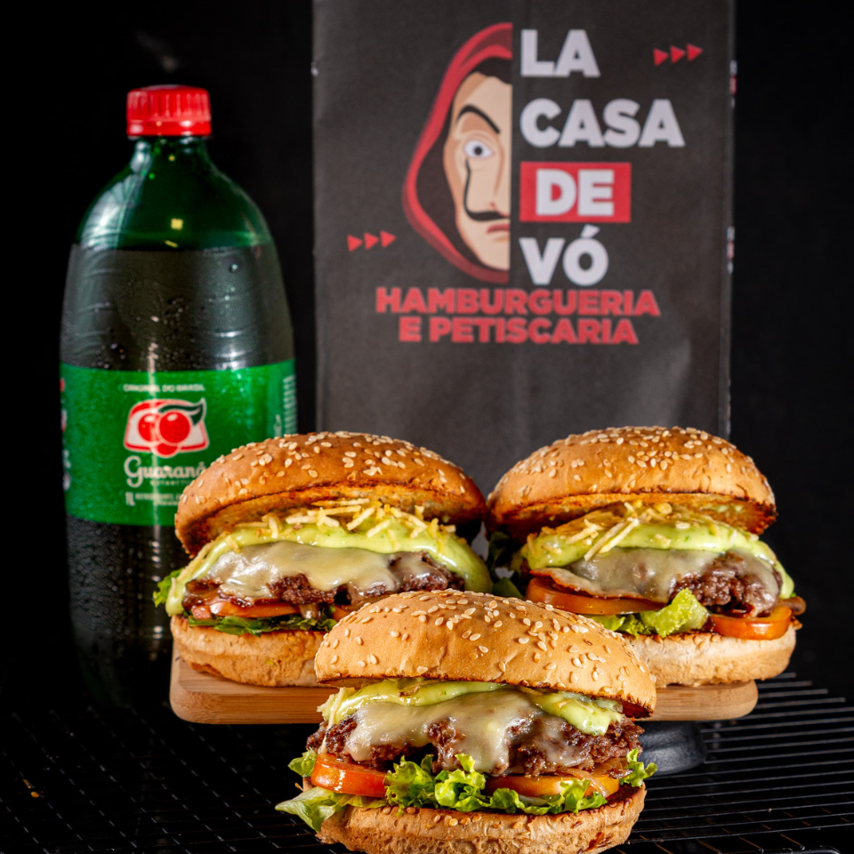 3 X-Burguer (Pão gourmet, smash burguer 100g , queijo mussarela, tomate, alface, cebola na chapa e molho especial) + Antarctica 1L