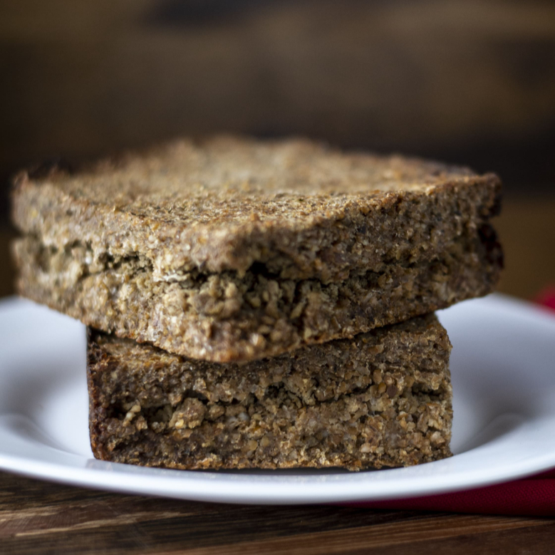 Kibe de carne moída bovina assado, suculento e temperado com o tradicional blend de especiarias da casa.