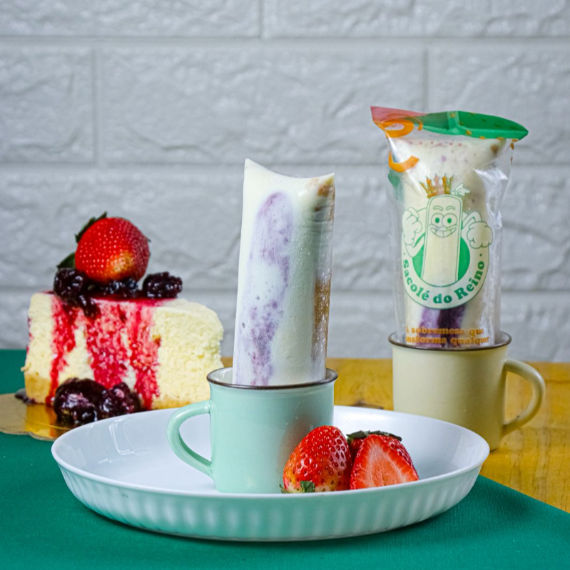 Uma camada de biscoito crocante, seguida de um creme de creamcheese e geleia artesanal de frutas vermelhas. Uma sobremesa gelada e cremosa, com o equilíbrio perfeito entre o doce e o azedinho, para matar sua vontade de torta!