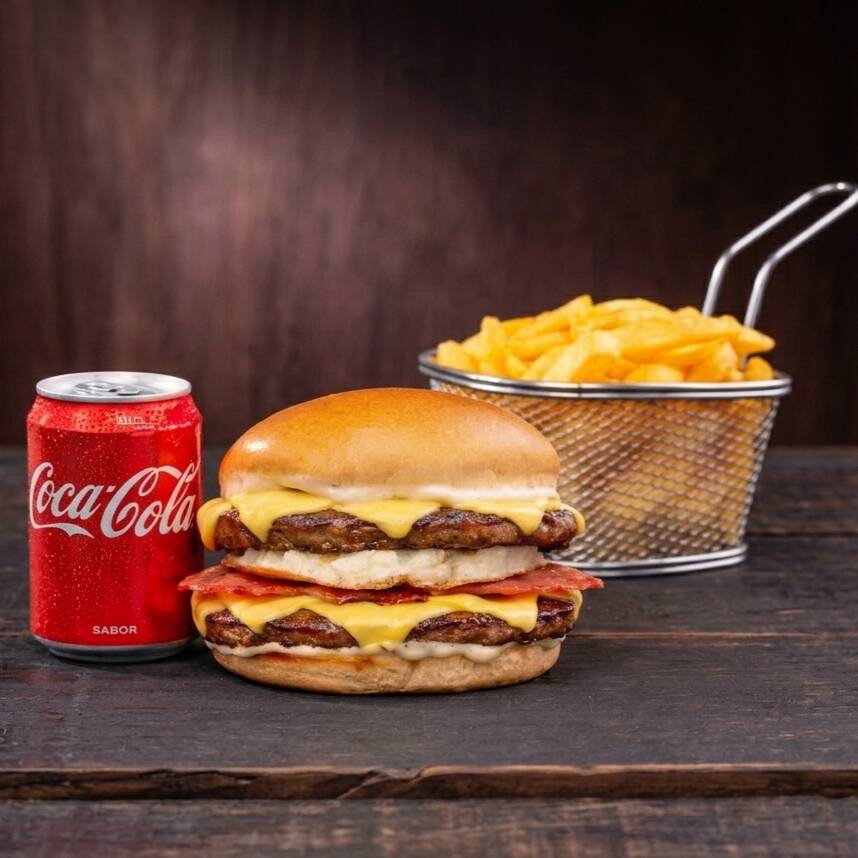 Combo Jesus é Top Burguer acompanhado de batata frita 250g e refrigerante 350 ml. Preparado no pão brioche, com hambúrguer bovino duplo, 4 fatias de bacon crocante, Catupiry cremoso, mussarela derretida, alface fresca, tomate e molho da casa. Uma opção robusta, suculenta e perfeita para quem quer matar a fome de verdade.