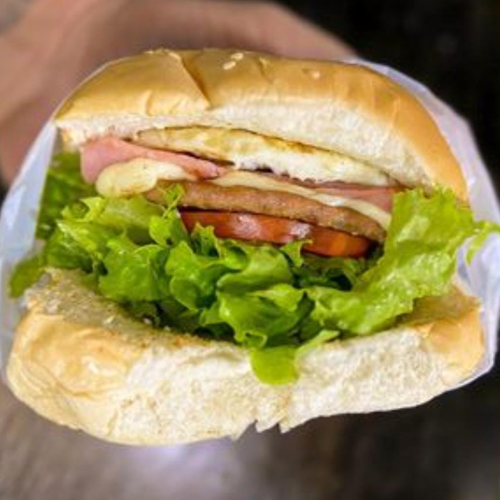 CLONE DE PÃO BOLA, HAMBURGUER, MUSSARELA, PRESUNTP, OVO, SALADA, BATATA PALHA E CREME ESPECIAL