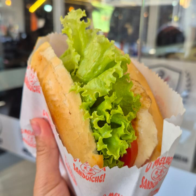 2 mistos completos com presunto, queijo, ovo, tomate, salsicha e bacon + um refrigerante em lata (coca ou mineiro guarána) - (ENVIAR A ESCOLHA DO REFRIGERANTE NO CHAT, CASO NÃO SEJA ENVIADO, A LOJA ENVIARÁ ALEATORIAMENTE). (ATENÇÃO: IMAGEM REAL DO PRODUTO).