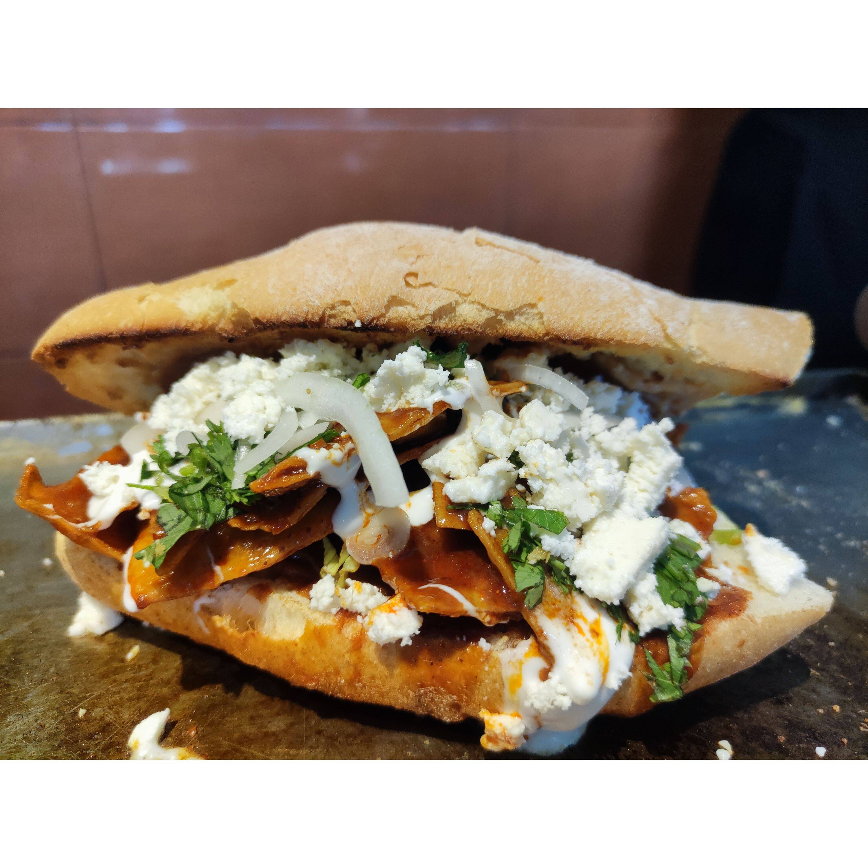 Torta de chilaquiles