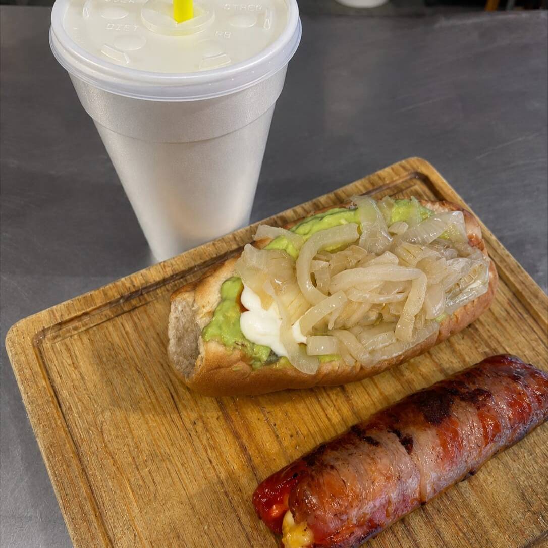 HOTDOG EMBARAZADO +AGUA de CEBADA 20 Oz.