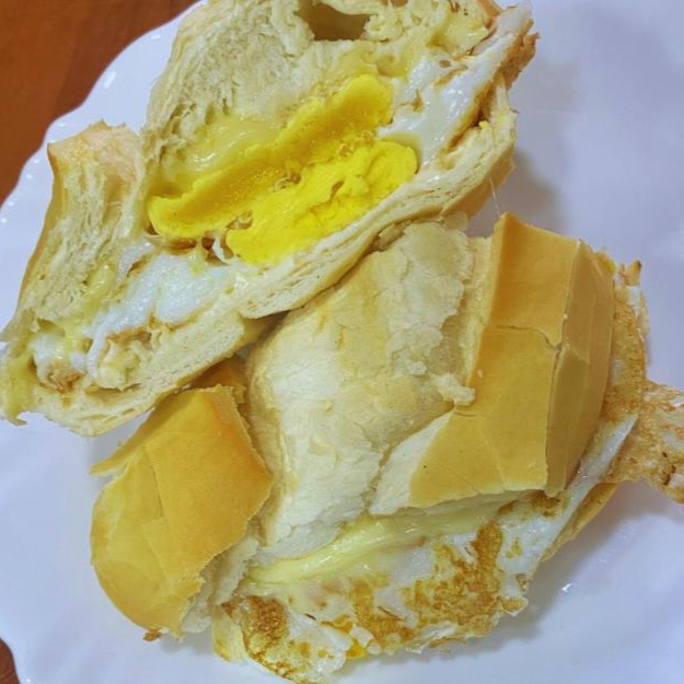Pão tostado, maionese, 2 ovos e queijo