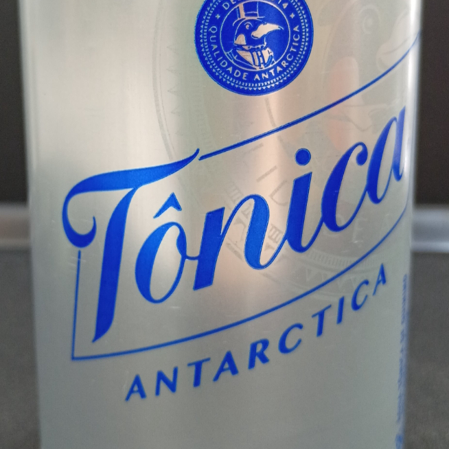 Saboreie a clássica água Tônica em lata de 350ml, uma escolha sofisticada para acompanhar suas refeições.