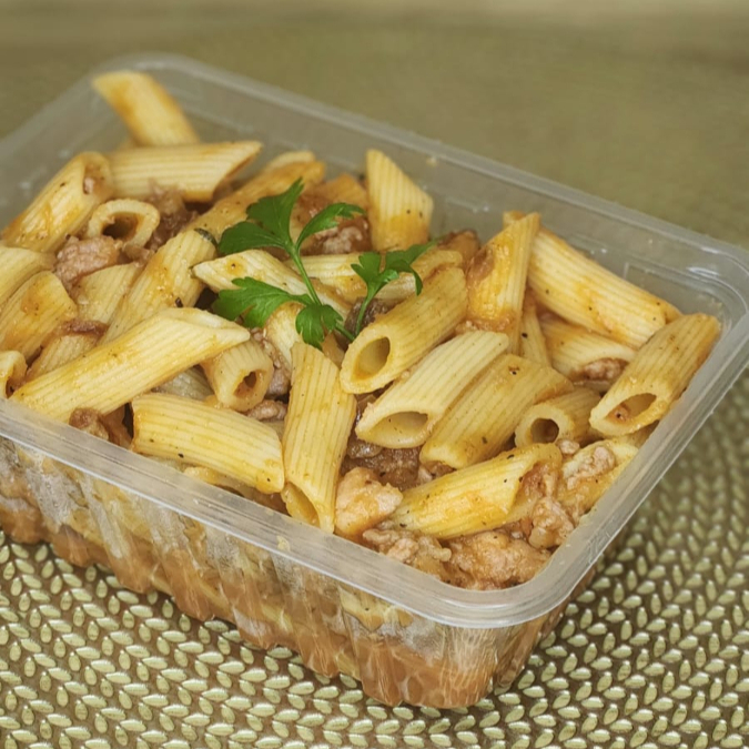 Penne com ragu de linguiça toscana lentamente cozida com temperos frescos e aromáticos e finalizado com cebola crispy. Sabor marcante, molho encorpado e aquele toque caseiro que a gente ama!