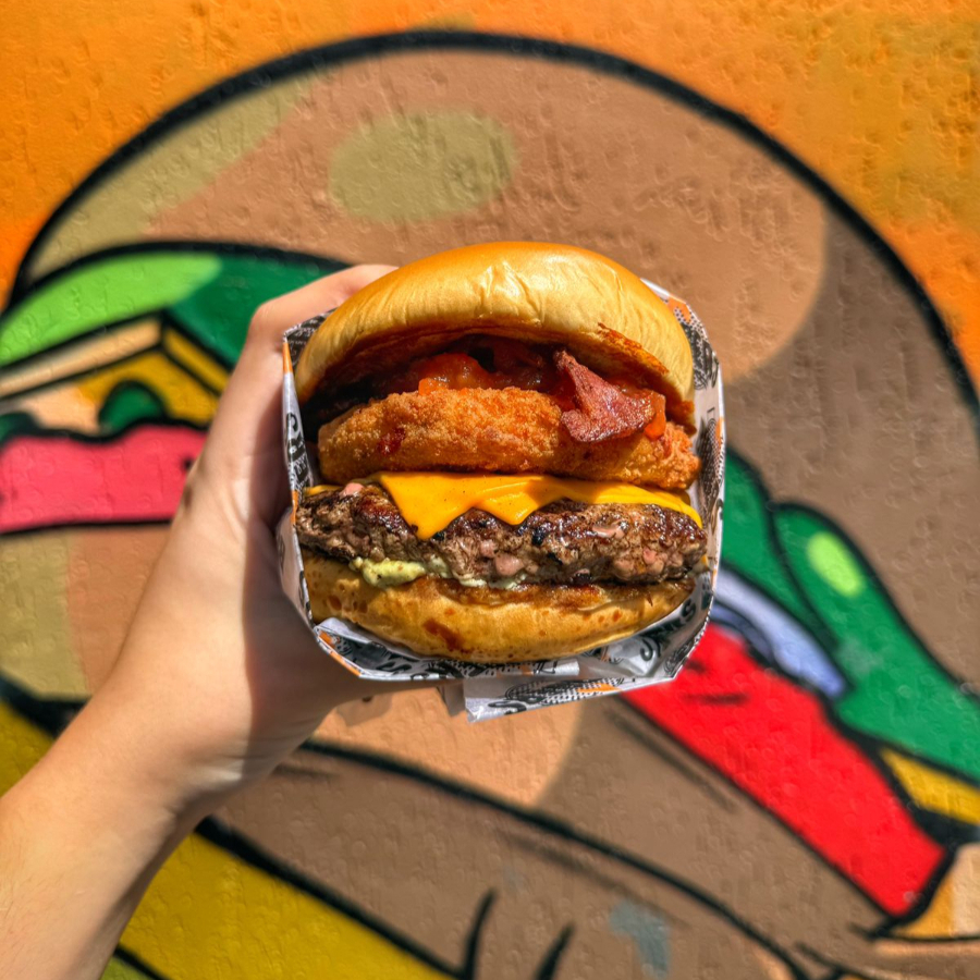 Pão brioche tostado na chapa, hambúrguer 160g, duas fatias de queijo cheddar, mussarela empanada, bacon, sweet chilli e maionese da casa.