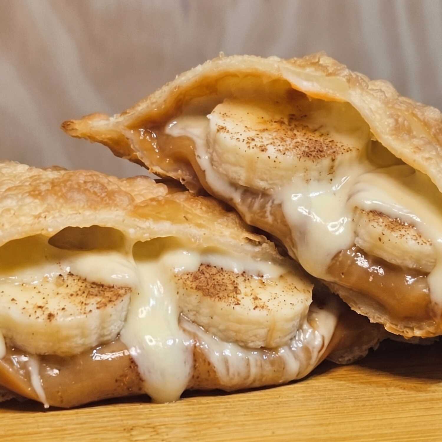 Massa crocante recheada com banana fatiada, creme de ninho cremoso, toque de canela e doce de leite.