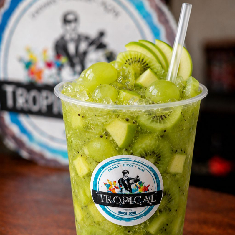 Uva verde, maçã verde, kiwi, cachaça velho barreiro e gelo