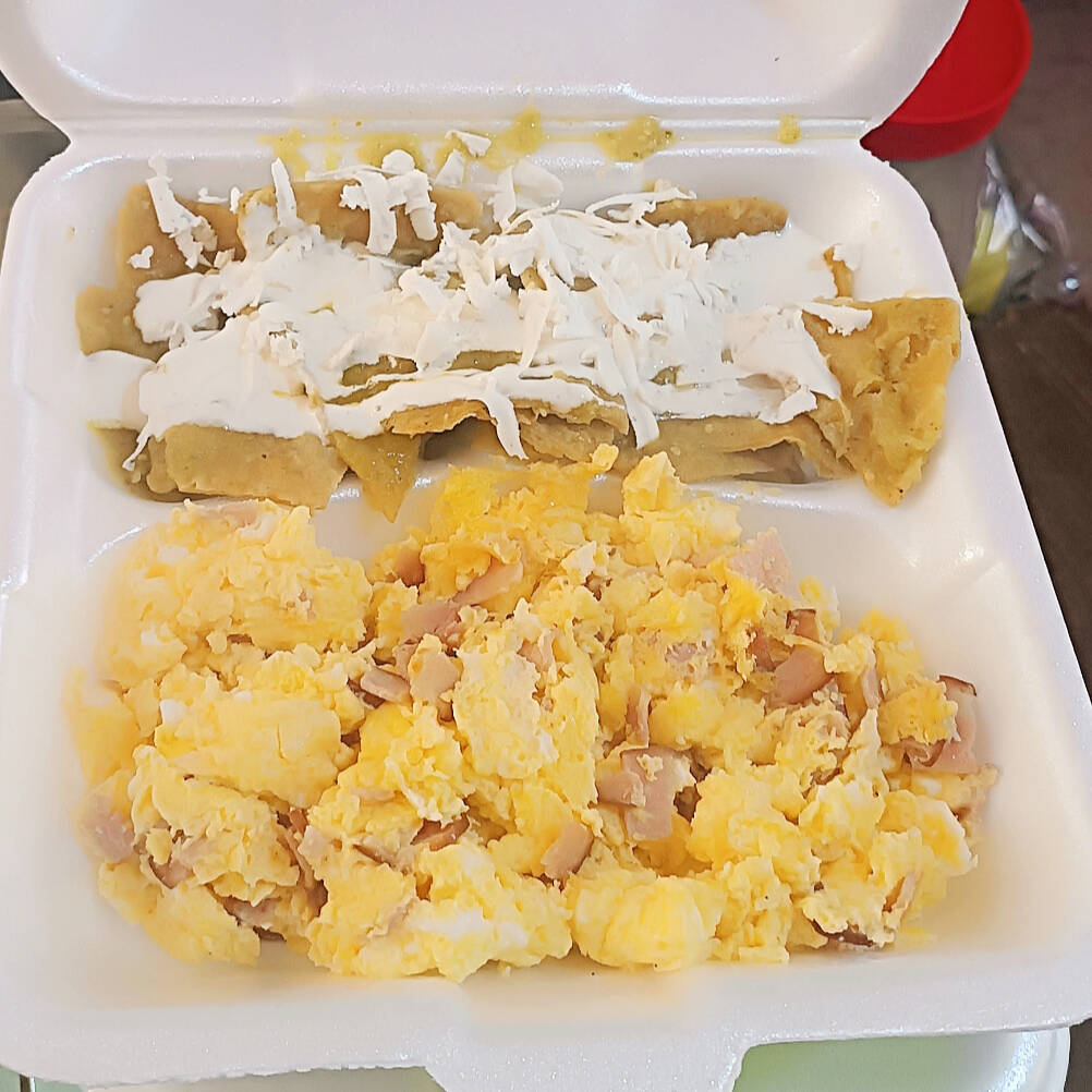 Chilaquiles + Huevos Revueltos + Bebida