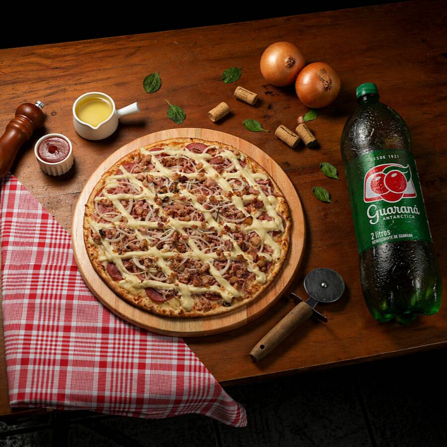 Uma pizza família de 40 cm, com borda dourada e generosa cobertura, perfeita para compartilhar! Acompanha um refrigerante gelado de 2 litros para completar a experiência. Ideal para reunir a galera e saborear cada fatia com muito prazer. Sabor, tamanho e refrescância em uma só oferta!