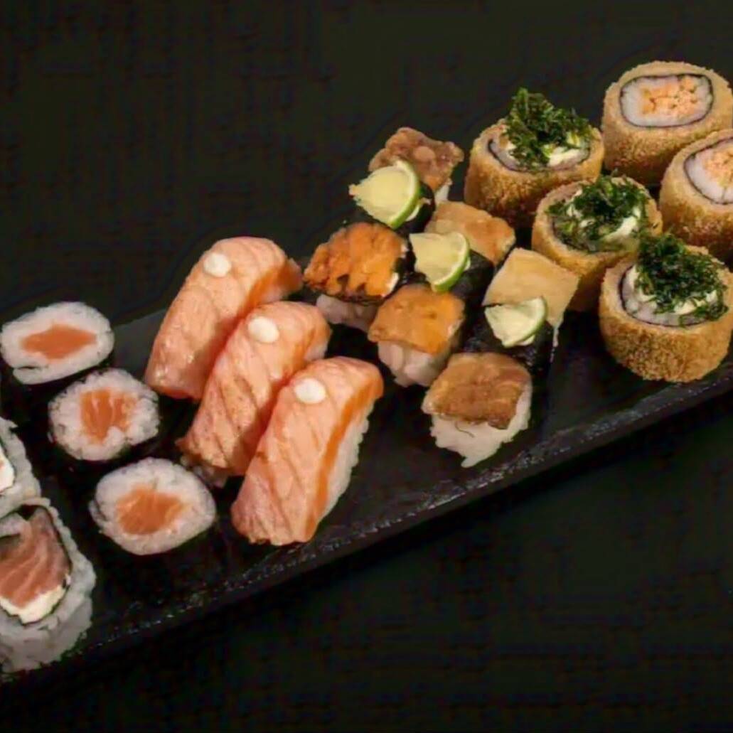 3 uramaki de salmão
3 hossomaki de salmão
3 niguiri de salmão
3 niguiri skin com limão
3 hot roll couve
3 hot roll