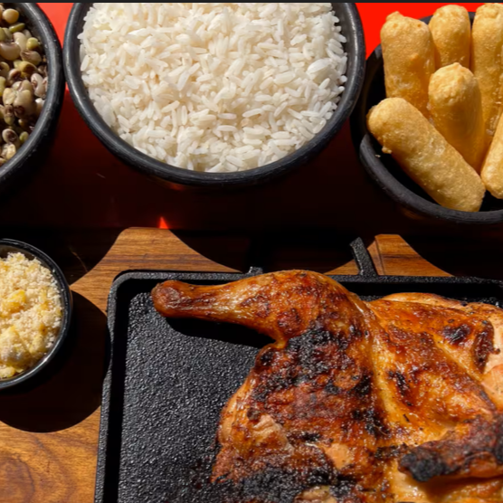 Acompanha um feijão caipira (com ovos e farofa), arroz , macaxeira frita, farofa e vinagrete