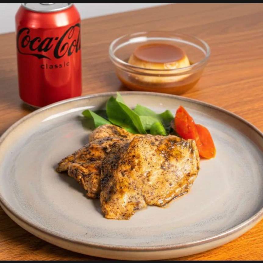 Filé de frango grelhado (150g, pesado in natura), com guarnições, bebida e sobremesa. A experiência mais completa na sua refeição. Proteína no ponto certo, macio e suculento, preparado com temperos leves para realçar o sabor natural. (Prato completo pesando aproximadamente 500g)