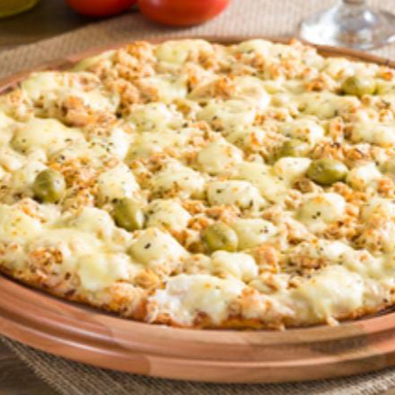 muçarela, molho, frango desfiado e milho