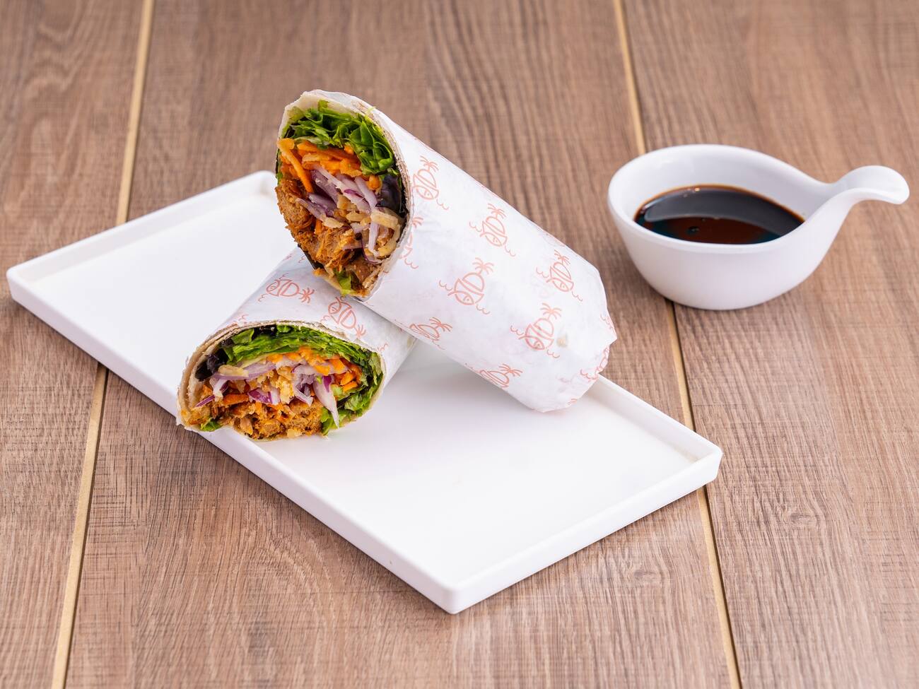 Um delicioso Wrap montado do seu jeito com a qualidade e os ingredientes que só o #Pokenihoa tem! Leve e prático, é a opção perfeita para qualquer momento do seu Dia!
Escolha seu Pão ou Couve, sua maionese 1, base 1, proteína 1, acompanhamentos 2 e toppings 2.