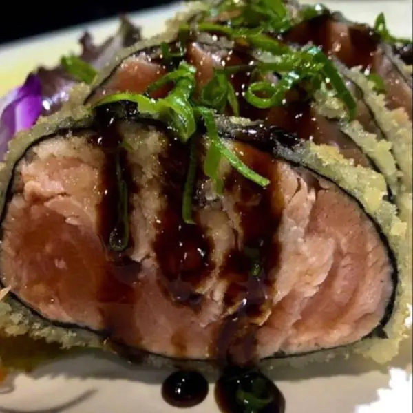 Salmão, cream cheese e alga envoltos na farinha panko.