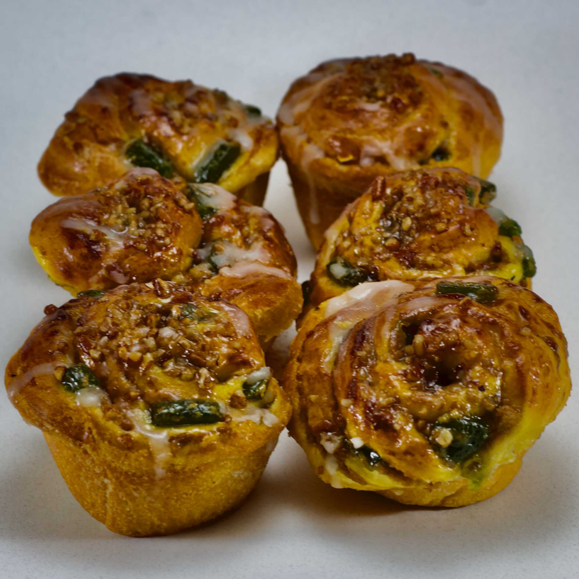 Roles de canela y nuez (6 piezas).