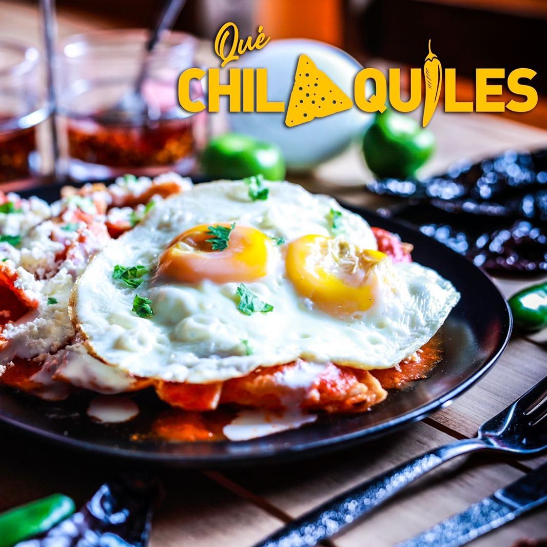 CHILAQUILES CONBINADOS  2 HUEVO+ BOLILLO + BEBIDA