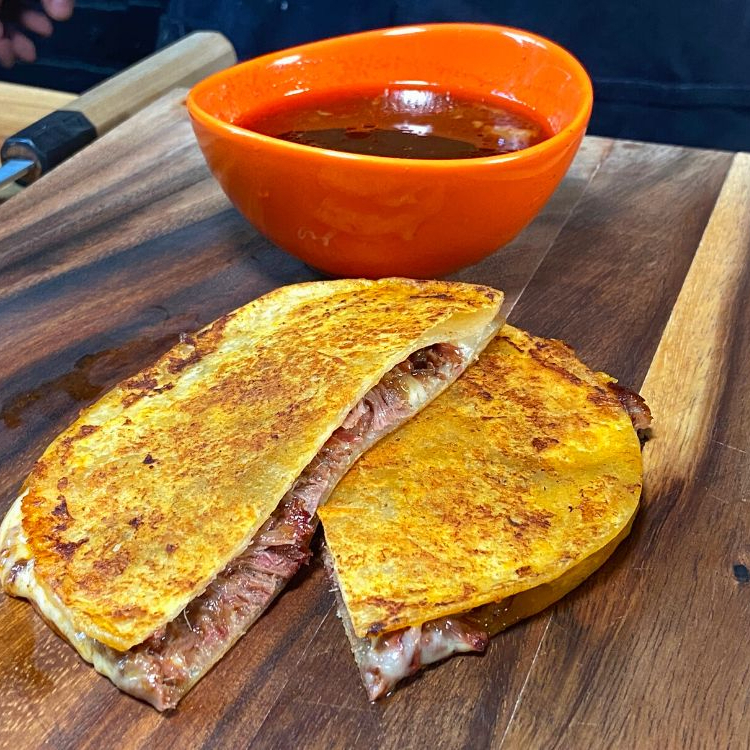 Quesabirria con Tortilla de Harina.