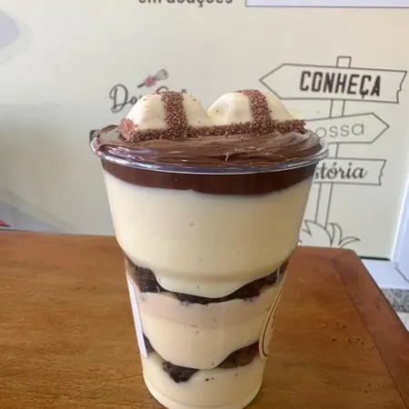 Uma deliciosa combinação de Nutella, nosso Magnífico Creme de Ninho, pedaços macios do brownie DariCake, com camadas de creme e mousse de Kinder. Finalizado com bombom Kinder Bueno White.  Copo de 250ml