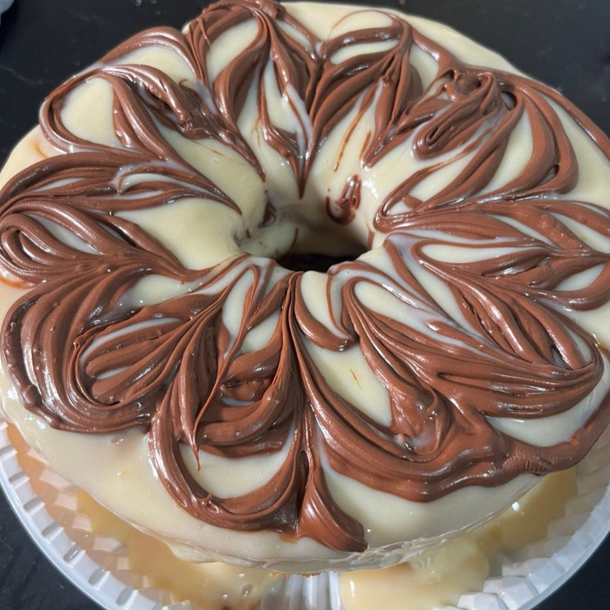 Massa de chocolate com cobertura de ninho com fios de nutella