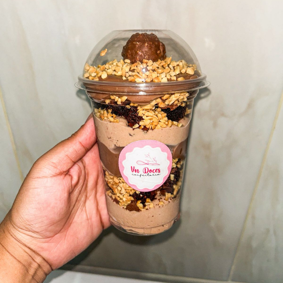 chantilly de chocolate, brownie com amendoim, choclate e um bombom de Ferrero Rocher no topo