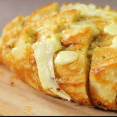 PÃO DE ALHO COM FRANGO E QUEIJO DERRETIDO JUNTO ACOMPANHA 1 REFRIGERANTE