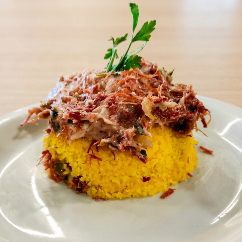 Cuscuz de carne seca refogada.