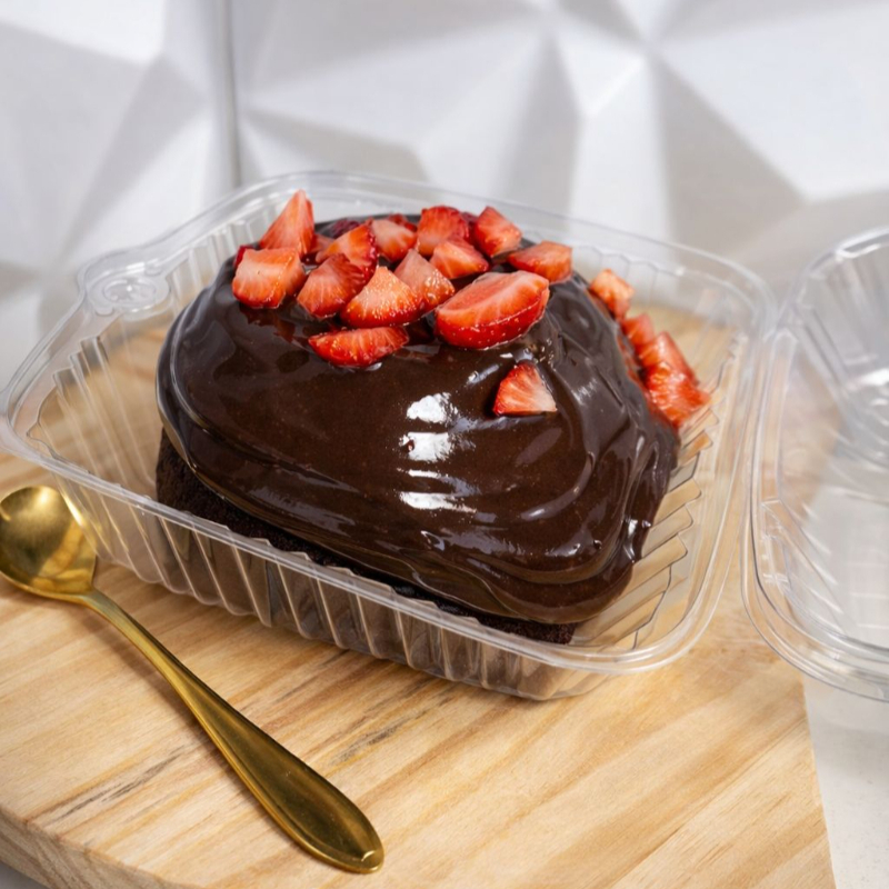 🍰 Um pedacinho do céu em forma de chocolate 🍫✨ Cobertura brilhante, morangos fresquinhos por cima e aquele sabor que abraça a alma! 💕Aprox 270g