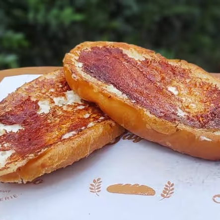 Tradicional pãozinho Sagrado na chapa com requeijão, podendo ser nos pães: 100% Integral Pão francês Baguette francesa Croissant ou Multigrãos