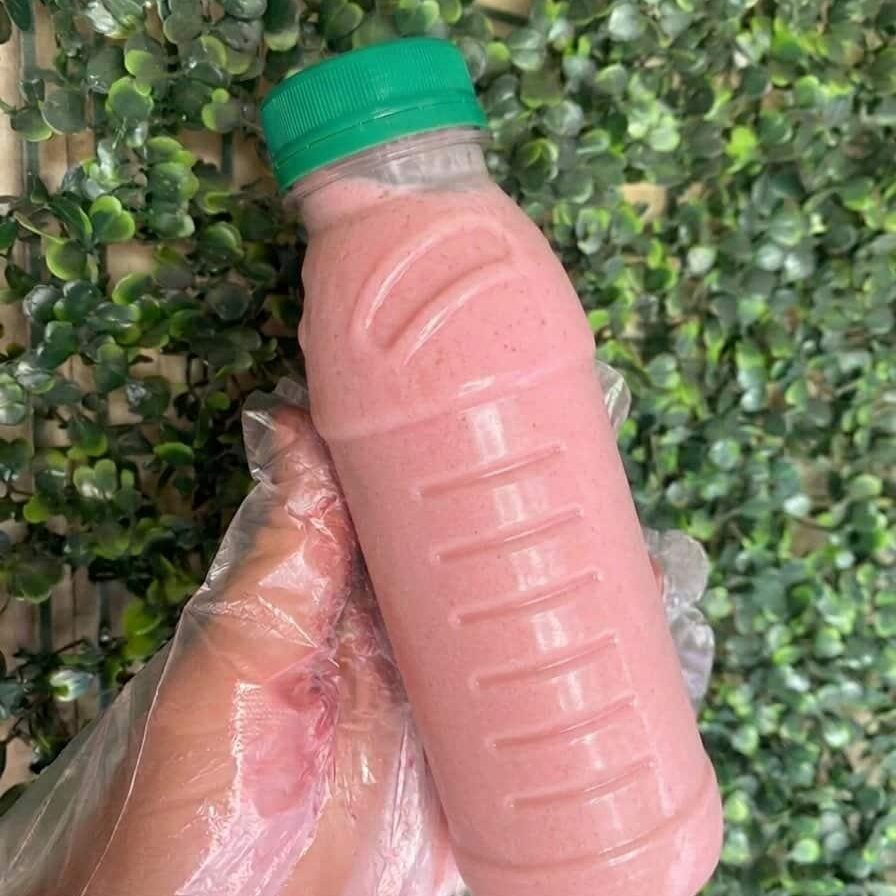 Vitamina de banana, leite integral e nesquik.