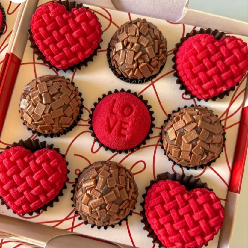 Contém 2 Brigadeiros Belga, 1 Brigadeiro de Ninho Vermelho e 1 Brigadeiro de Ninho Vermelho em forma de coração. Brigadeiro Belga gourmet tradicional produzido com Cacau fino 70% e chocolate Belga Original. Coberto com granulados Belga flocados do tipo Flakes (90% ao leite e 10% meio amargo). Brigadeiro gourmet de Ninho, produzido com Leite Ninho oficial, cobertura aveludada vermelha, belíssima e saborosa. Peso: 20 gramas cada um Contém 4 unidades. Importante: - Atendendo às melhores práticas de confeitaria, nosso produto é mantido semicongelado para maior frescor e qualidade.