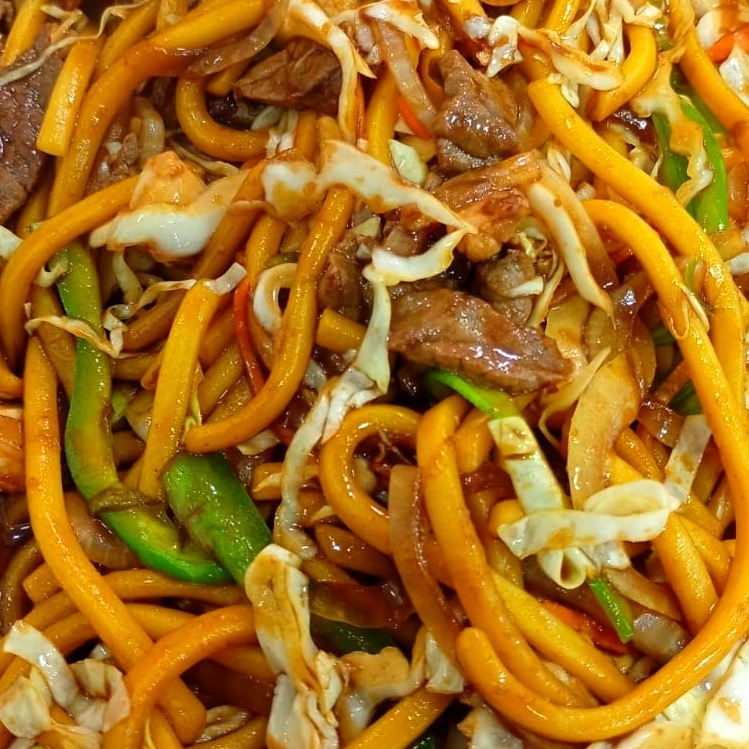 Carne, Frango, Legumes fatiados, Repolho, Cenoura, Cebola, Pimentão, a Base de molho shoyu e tempero do Chef