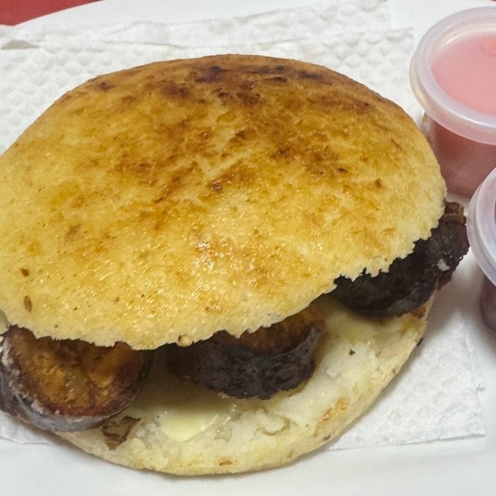 Arepa con Chorizo Picado por Dentro