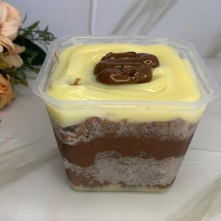 Feito com brigadeiro de leite Ninho cremoso, Bolo de chocolate molhadinho, uma camada de Nutella pura finalizado com brigadeiro de leite Ninho!