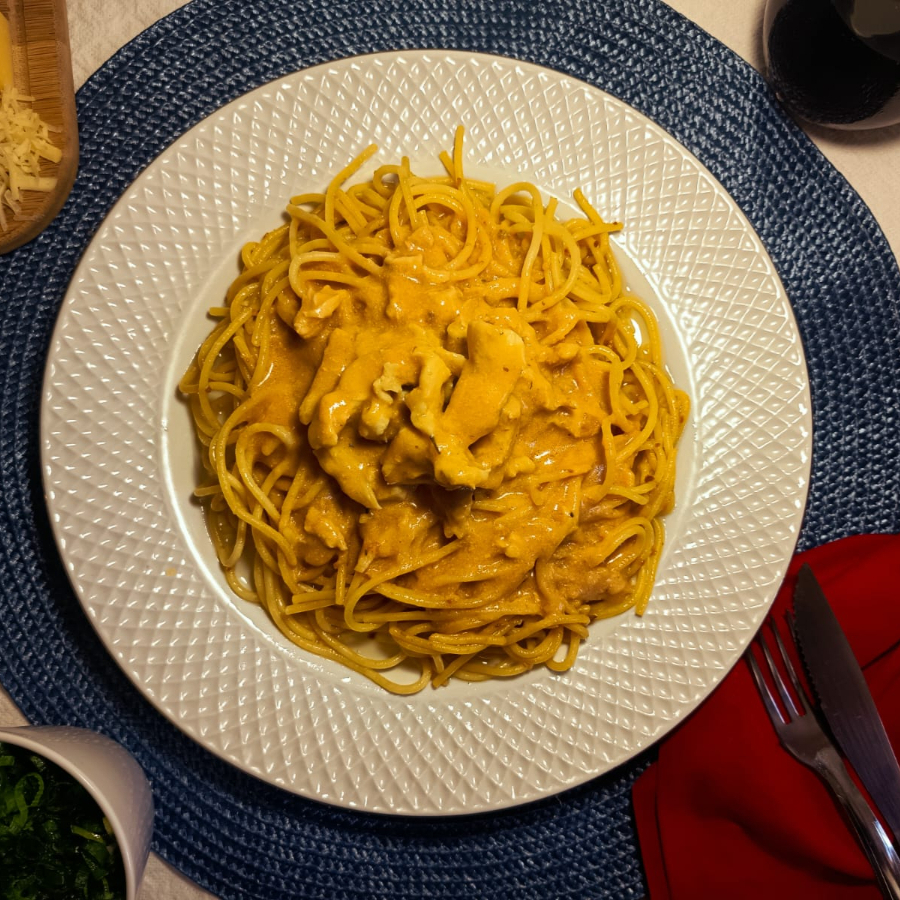 Macarrão envolvido em um molho cremoso de strogonoff de frango, com frango macio e tempero especial. Uma combinação irresistível, cremosa e cheia de sabor! Obs: Não acompanha batata palha. Porção de aprox 500g