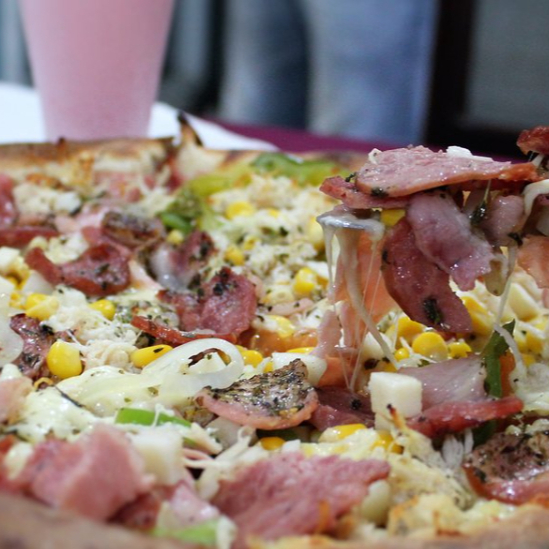 frango, calabresa, presunto, lombo, mussarela, oregano e cebola