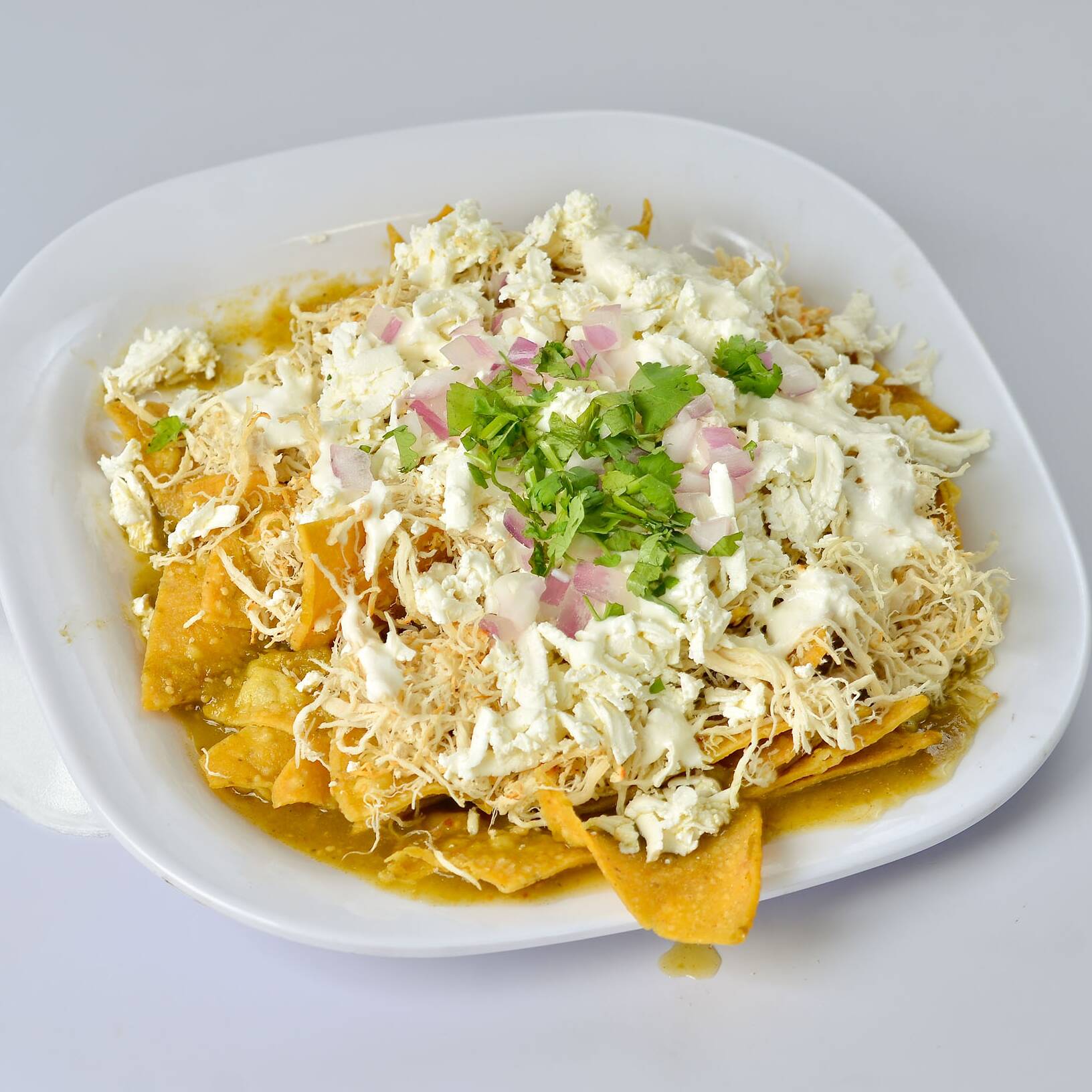 Chilaquil Rojo con Pollo