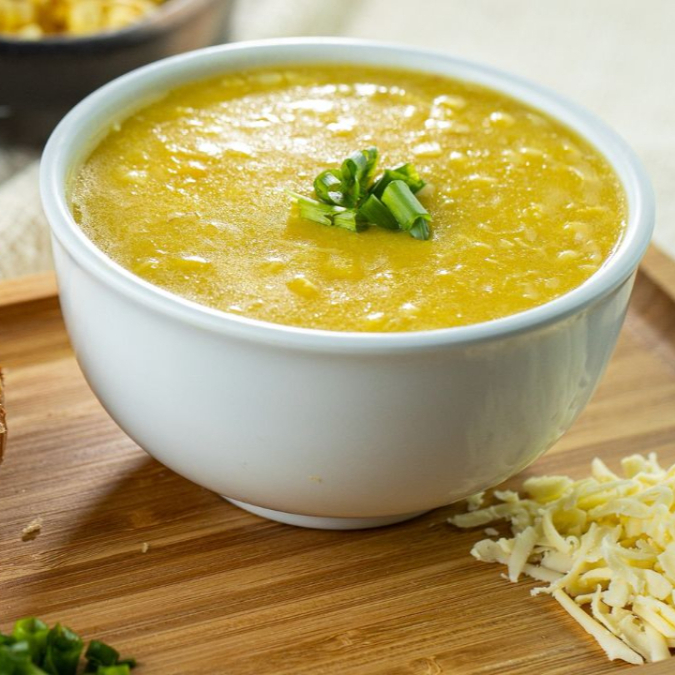 O encontro perfeito entre o creme de mandioca aveludado e o frango bem temperadinho. Com cebola refogada, cebolinha fresca e torradas crocantes para fechar com chave de ouro!