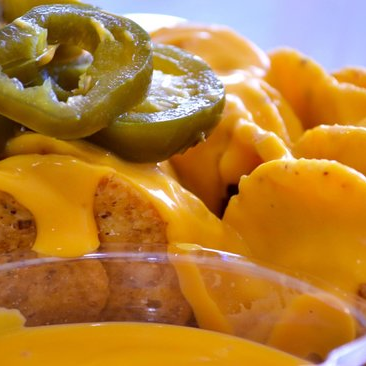 Nachos Con Queso y Jalapeño
