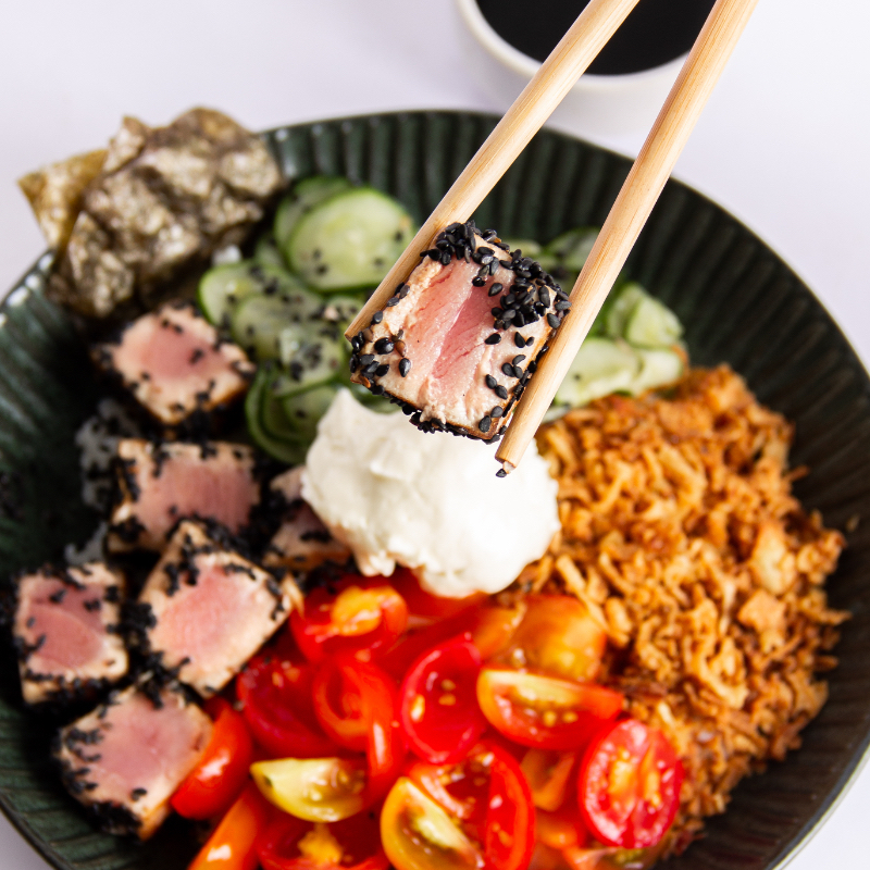 Atum Selado com Crosta de Gergelim, Arroz Japonês, Sunomono, Tomate Cereja, Cebola Crispy, Tarê, Cream Cheese