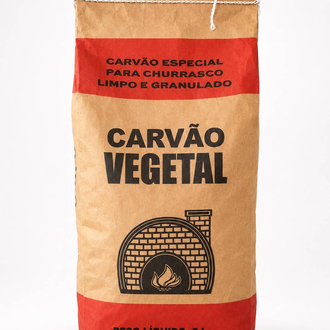 Carvão vegetal limpo e granulado, ideal para churrasqueiras. Embalagem com 2kg, prática para preparar carnes, espetinhos e acompanhamentos.