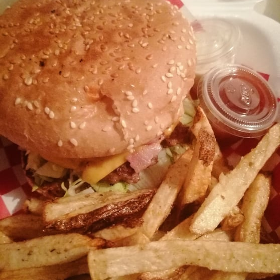 HAMBURGUESA SENCILLA CON PAPAS NATURALES