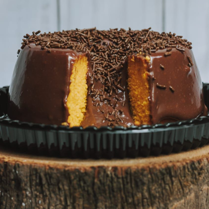 Delicioso Bolo caseiro, massa de cenoura, recheado no meio com brigadeiro, com cobertura deliciosa de brigadeiro.